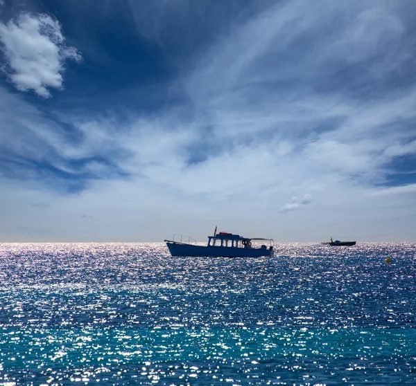 Mar Mediterrâneo com barcos nas Ilhas Baleares — Fotografia de Stock