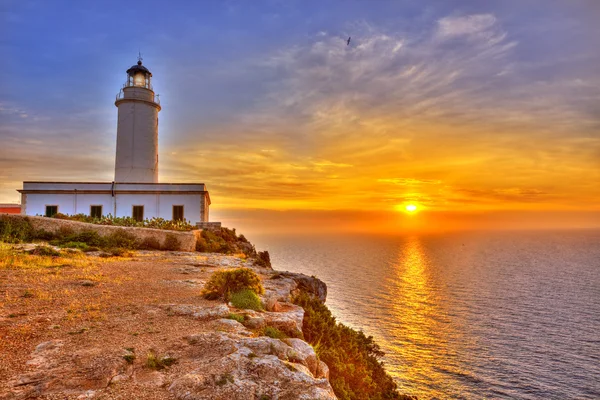 ラ ・ モラ岬灯台フォル メンテラ島日の出 — ストック写真