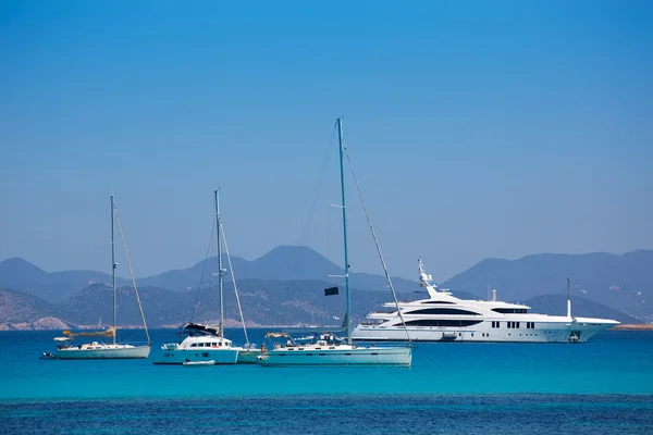 Ibiza kystutsikt fra Formentera med ankerbåter – stockfoto