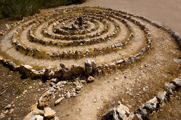Atlantis sinal espiral em Ibiza com pedras no solo — Fotografia de Stock