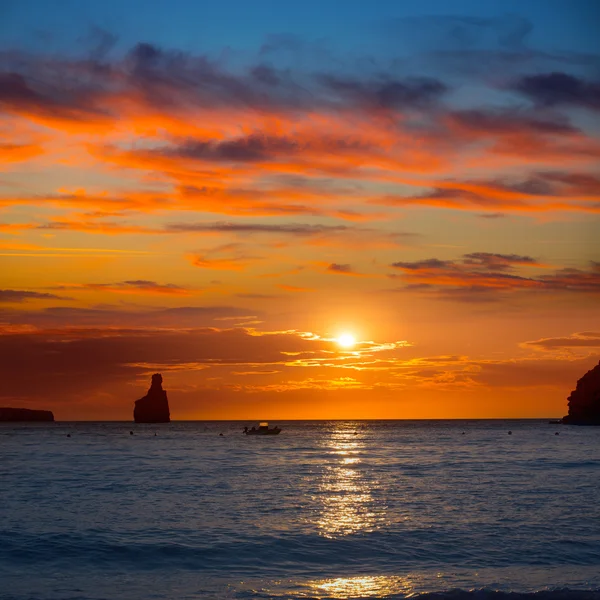 Ibiza cala benirras zachód słońca plaży san juan w Majorka — Zdjęcie stockowe