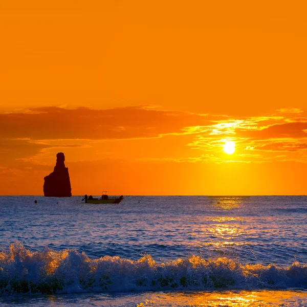 Ibiza cala benirras sonnenuntergang strand in san juan an der balearen — Stockfoto