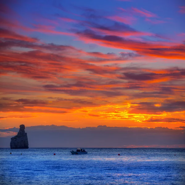 Ibiza Cala Benirras praia pôr do sol em San Juan em Baleares — Fotografia de Stock