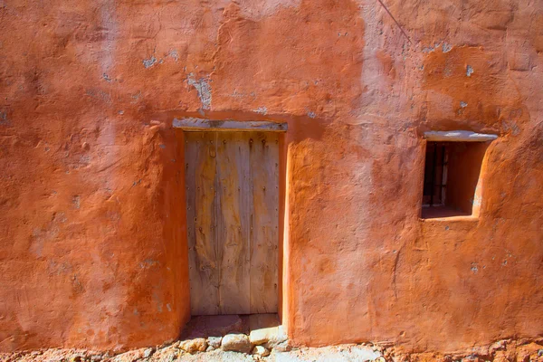 Ibiza grunge fachada laranja na praia de Benirras — Fotografia de Stock