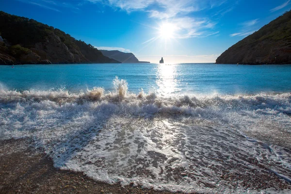 Ibiza cala benirras zonsondergang strand in san juan op de Balearen — Stockfoto