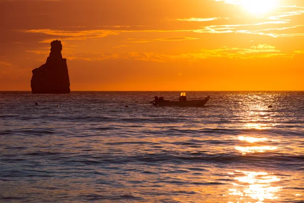 Ibiza cala benirras zonsondergang strand in san juan op de Balearen — Stockfoto