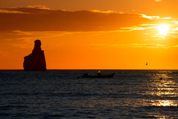 Ibiza Cala Benirras praia pôr do sol em San Juan em Baleares — Fotografia de Stock