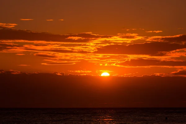 Pôr do sol fundo céu laranja à noite — Fotografia de Stock