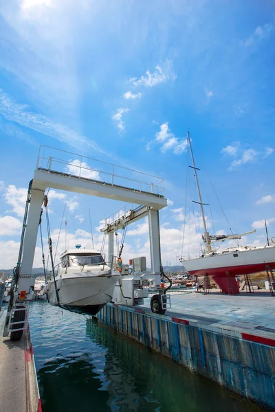 Bootskran arbeitet mit Booten — Stockfoto