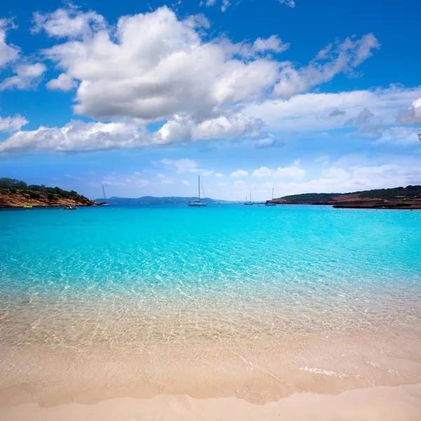 Ibiza Cala Bassa playa con Mediterráneo turquesa —  Fotos de Stock