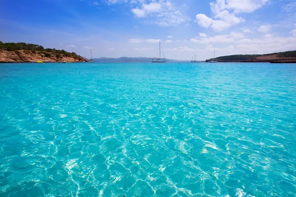 Ibiza cala bassa Strand mit türkisfarbenem Mittelmeer — Stockfoto