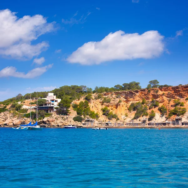 Ibiza cala dhort d hort pohled z lodi v Baleárských — Stock fotografie