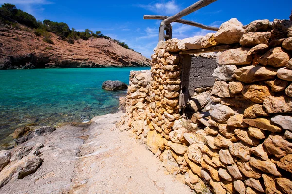 Ibiza Cala Moli playa con aguas cristalinas en Baleares — Foto de Stock