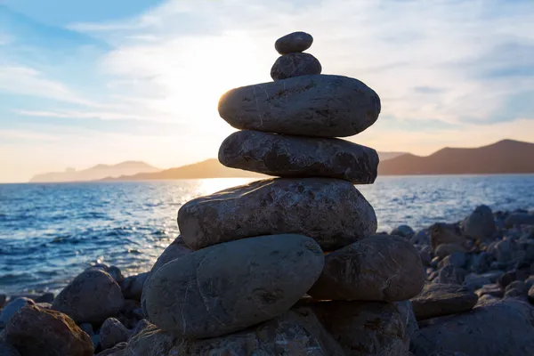 Ibiza Cap des Falco playa puesta de sol con piedras de deseo — Foto de Stock