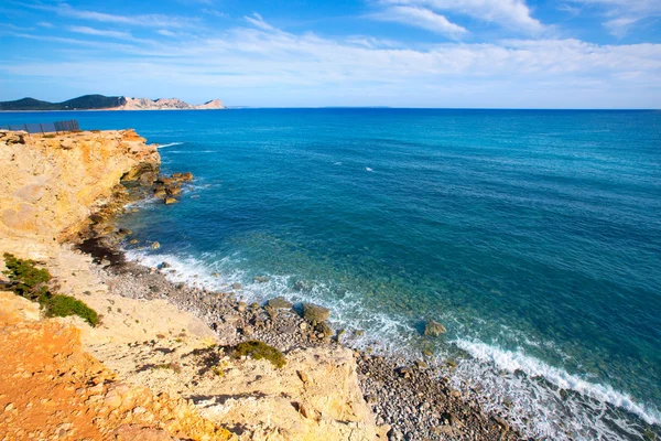 Пляж Ibiza Sa Caleta на юге Сан-Хосе в Балеариче — стоковое фото