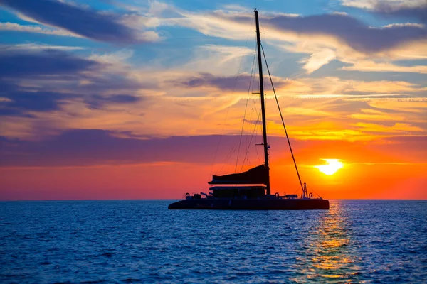 Ibiza san antonio abad Katamaran Segelboot Sonnenuntergang — Stockfoto