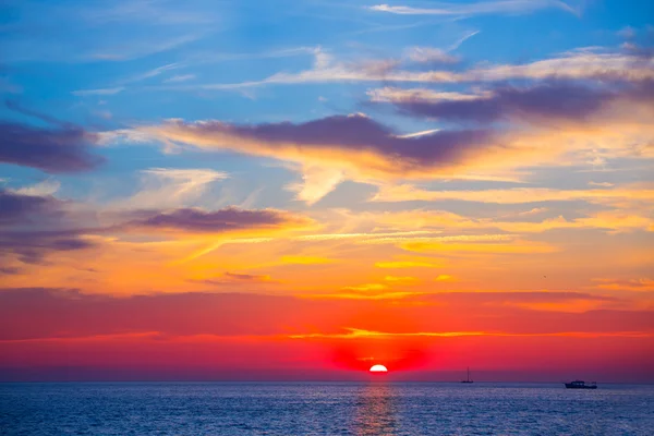 Ibiza san antonio sihirli gökyüzü günbatımı kırmızı bulutlar — Stok fotoğraf