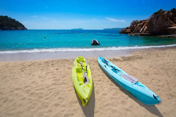 Пляж Ibiza cala Sant Vicent с Kayaks San Juan — стоковое фото