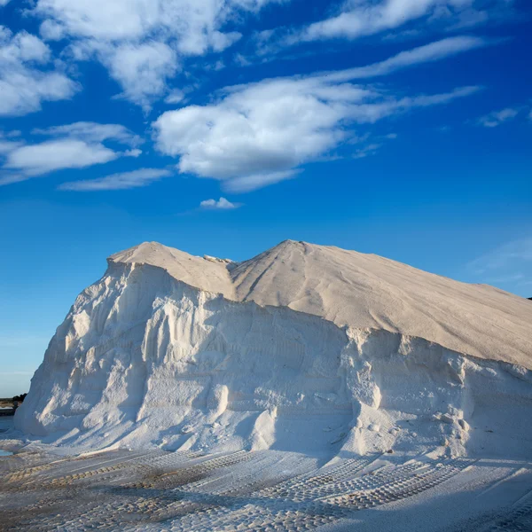 Ibiza ses salines saltworksen vit salt berg — Stockfoto