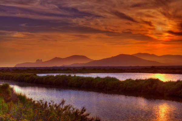 Ibiza ses salines zoutwerken bij zonsondergang in sant josep — Stockfoto