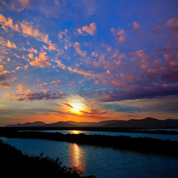 Ibiza ses salines zoutwerken bij zonsondergang in sant josep — Stockfoto