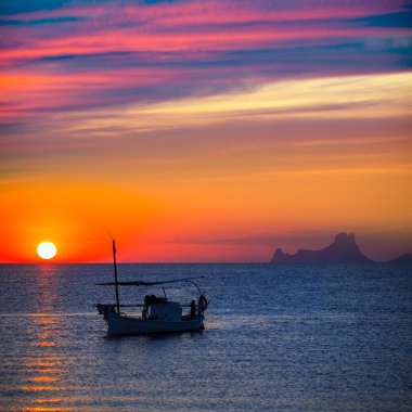 Ibiza günbatımı es vedra görünümü ve fisherboat formentera