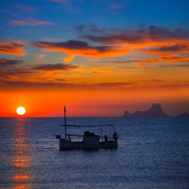 Ibiza günbatımı es vedra görünümü ve fisherboat formentera