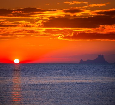 Ibiza günbatımı es vedra görünümünden formentera