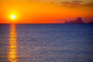 Ibiza günbatımı es vedra görünümünden formentera