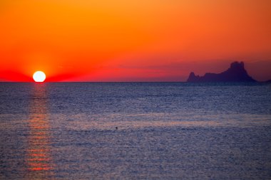 Ibiza günbatımı es vedra görünümünden formentera