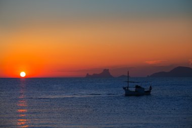 Ibiza günbatımı es vedra görünümü ve fisherboat formentera