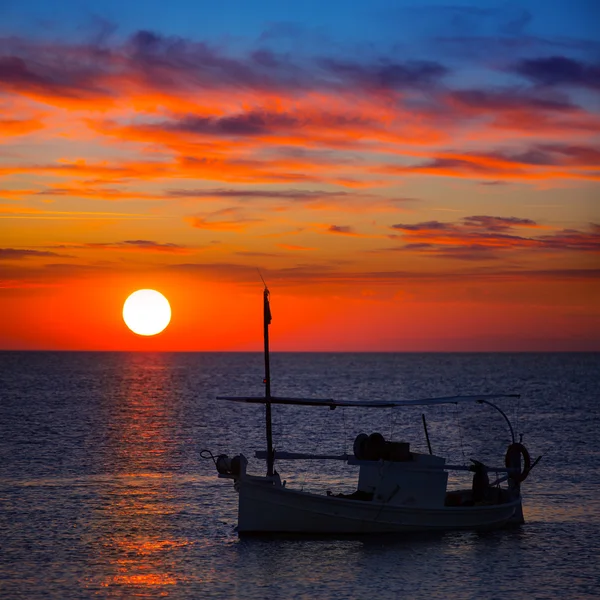 Захід сонця Ibiza Форментера подання та fisherboat — стокове фото