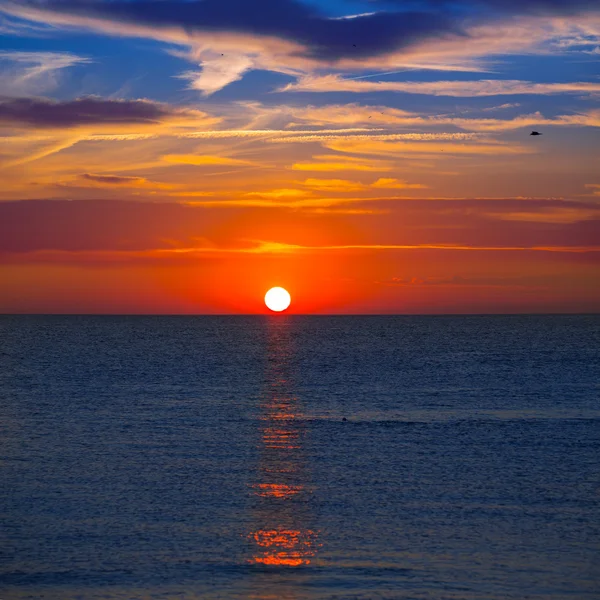 Pôr do sol no mar Mediterrâneo com céu laranja — Fotografia de Stock