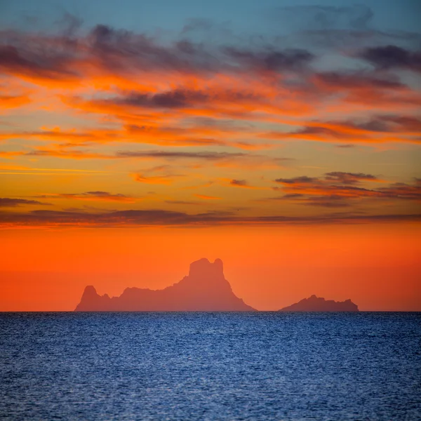 Панорамою заходу сонця визначної пам'ятки Es Vedra Ibiza від Форментера — стокове фото