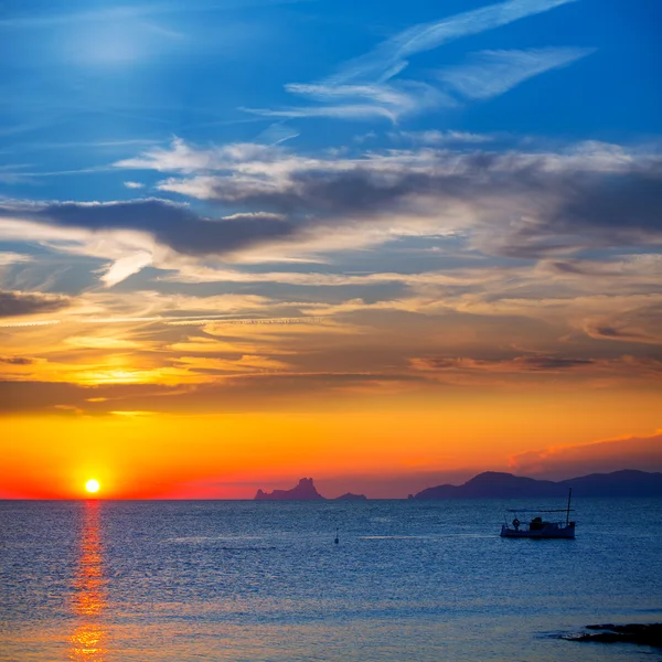 Ibiza slunce es vedra pohled a fisherboat formentera — Stock fotografie