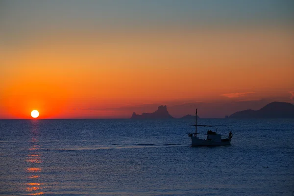 이 비자 일몰 Es 베 르다 보기 및 fisherboat 포 르 멘 테라 — 스톡 사진