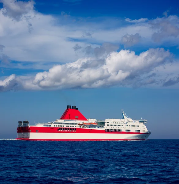 Morze Śródziemne curise łodzi w kolorze czerwonym — Zdjęcie stockowe