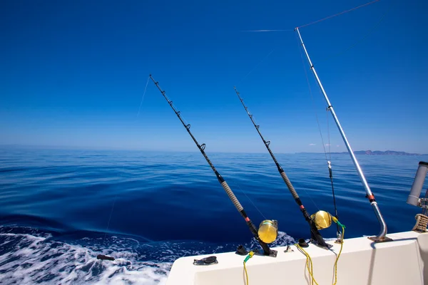 Barco de pesca Ibiza varas de pesca e bobinas em mar azul — Fotografia de Stock