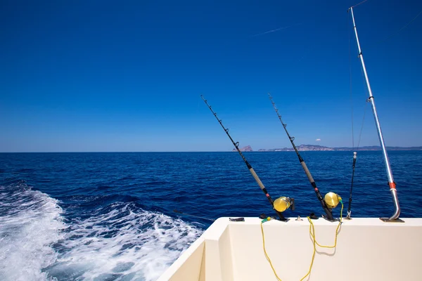 Ibiza barca da pesca canne da traino e bobine in mare blu — Foto Stock
