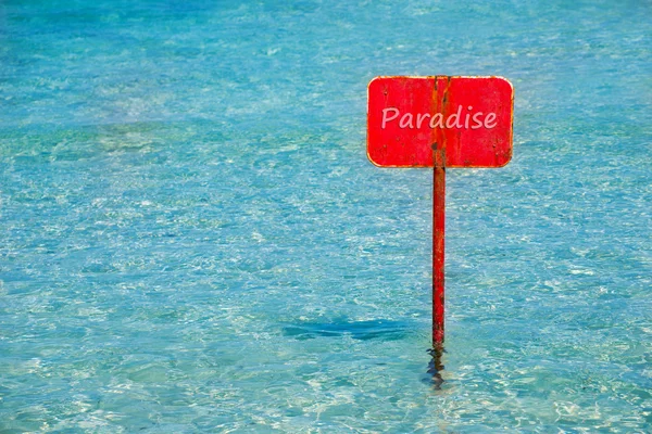 Turquoise tropical sea with red sign saying Paradise — Stock Photo, Image