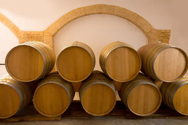 Wein hölzerne Eichenfässer in mediterranen Weingut gestapelt — Stockfoto
