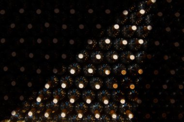 mantar ile desen olarak üst üste şarap şişeleri