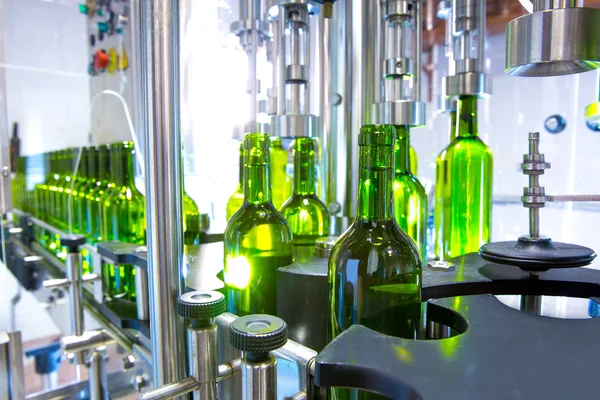 White wine in bottling machine at winery — Stock Photo, Image