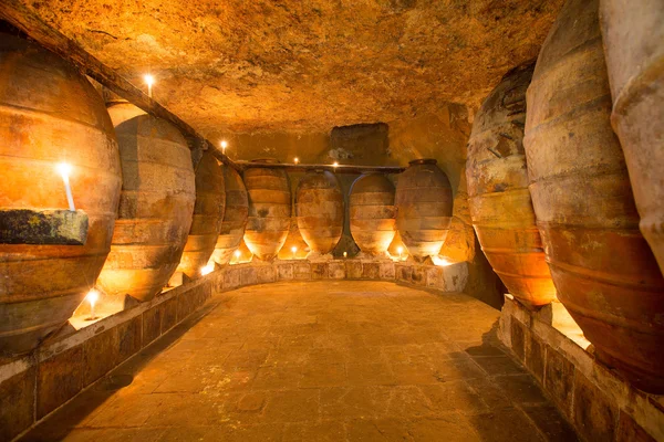 Ancienne cave en Espagne avec des pots d'amphores en argile — Photo