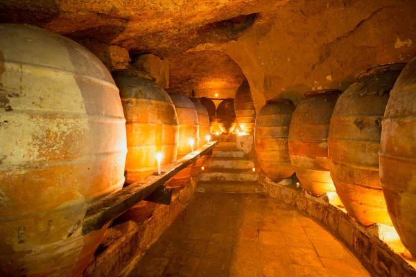 Ancienne cave en Espagne avec des pots d'amphores en argile — Photo