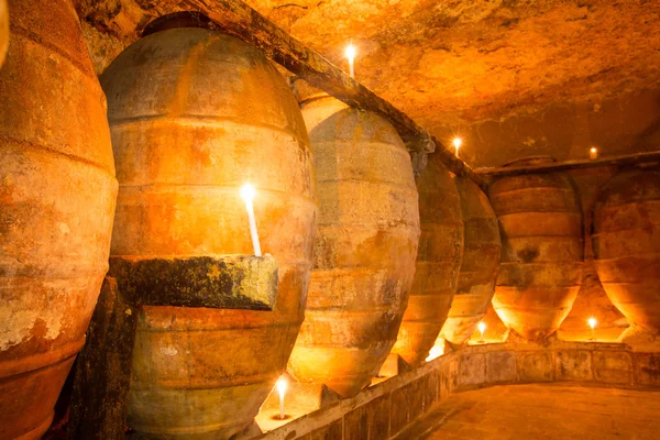 Ancienne cave en Espagne avec des pots d'amphores en argile — Photo