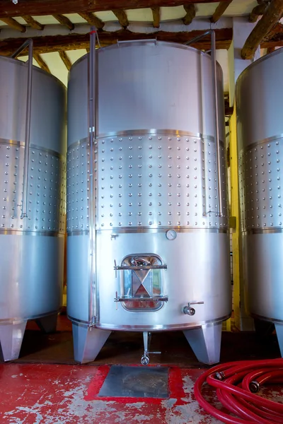 Tanques de fermentación de acero inoxidable en bodega — Foto de Stock