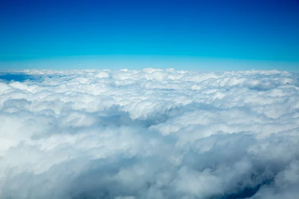 Nubes aéreas esponjosas vista desde lo alto como un mar — Foto de Stock