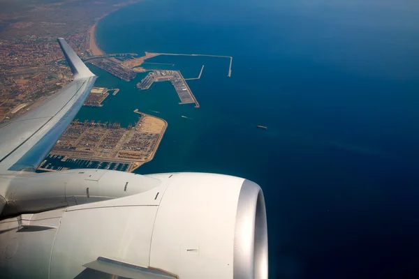 Avión sobrevolando Valencia Puerto Mediterráneo España — Foto de Stock