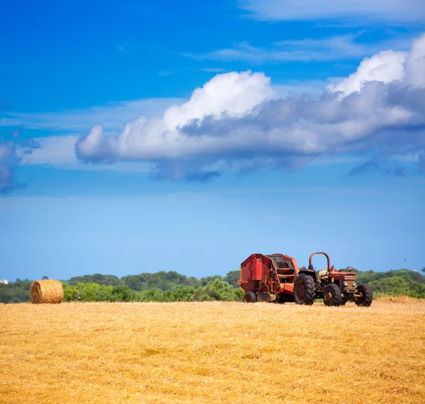 Menorca combiner le blé tracteur avec des balles rondes — Photo